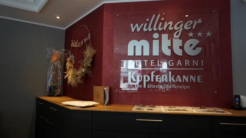 Empfang des Hotels Willinger Mitte mit Logo an der Wand