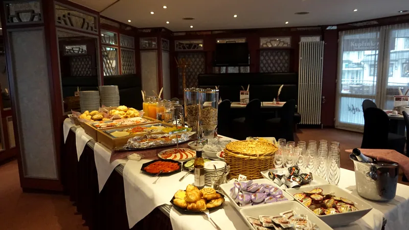 Frühstücksraum mit gedecktem Buffet im Hotel Willinger Mitte