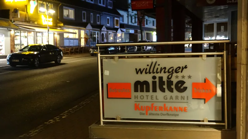 Leuchtschild des Hotels Willinger Mitte am Abend