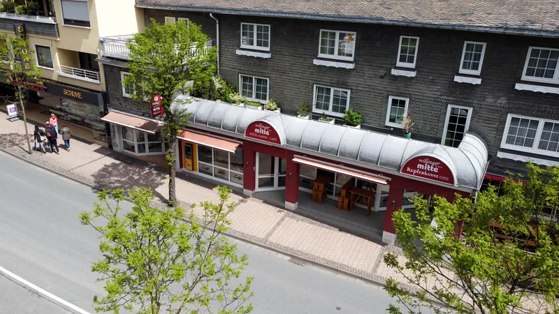 Hotel Willinger Mitte aan de Briloner Straße van bovenaf