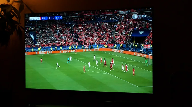 Großbildschirm mit Fußballübertragung in der Kupferkanne
