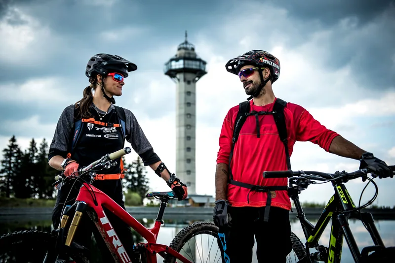 Zwei Mountainbiker vor dem Hochheideturm auf dem Ettelsberg