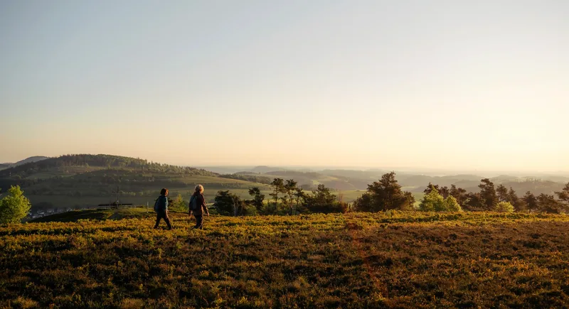 Zwei Wanderer auf der Hochheide im Abendlicht