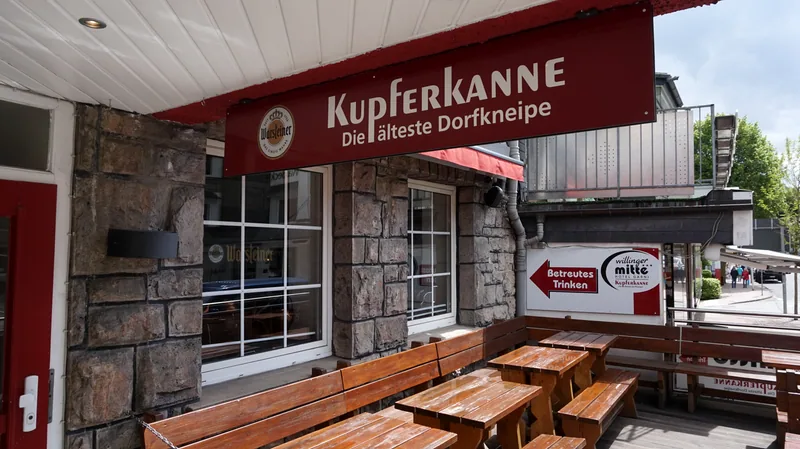 Terrasse vor der Kneipe Kupferkanne mit Holzbänken